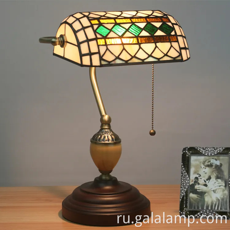 Европейские огни банка, художественные бары и кафе, ностальгические настольные лампы